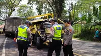 Para petugas Satlantas Polres Garut tengah melakukan oleh TKP kejadian di lokasi Kejadian tabrakan 'adu banteng' di Jalan Raya Limbangan, Kampung Banen, Desa Limbangan Timur, Kecamatan Limbangan, Kab. Garut. (Liputan6.com/Jayadi Supriadin)