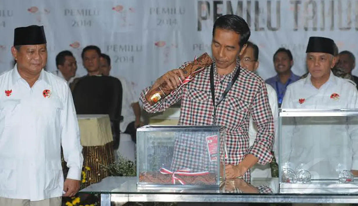 Kedua pasangan capres mengambil nomor yang telah ditetapkan oleh KPU. Tampak Jokowi mengambil terlebih dahulu (Liputan6.com/Herman Zakharia)