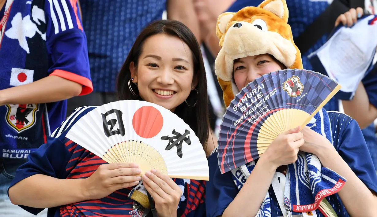Suporter Jepang saat menyaksikan laga melawan Polandia pada laga Piala Dunia di Stadion Volgograd, Rusia, Rabu (27/6/2018). Jepang kalah 0-1 dari Polandia. (AFP/Mark Raltson)