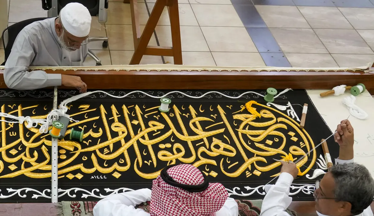 Pekerja menyulam kaligrafi Islam menggunakan benang perak murni atau benang perak berlapis emas pada tahap akhir pembuatan Kiswah Kabah di Mekah, Arab Saudi, 6 Juli 2022. Jemaah haji berkumpul di Kota Suci Mekah untuk haji terbesar sejak pandemi virus corona COVID-19. (AP Photo/Amr Nabil)