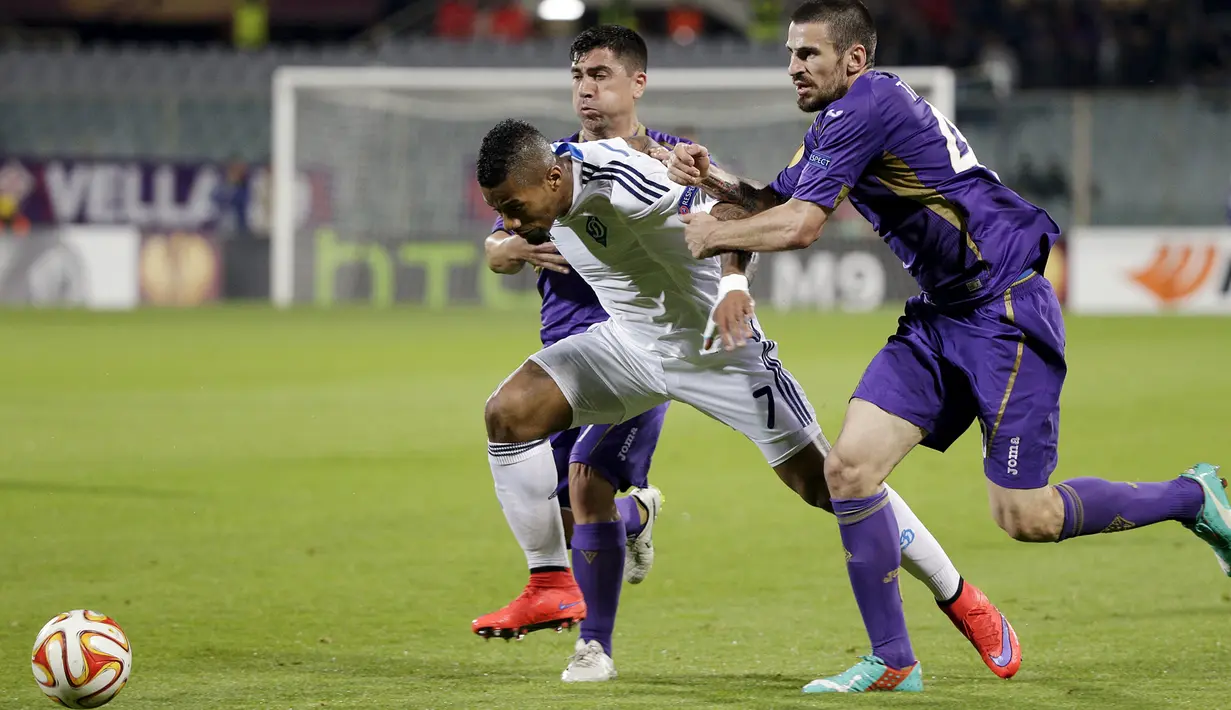 Duel panas terjadi di leg kedua 8 besar Liga Europa antara Fiorentina dengan Dynamo Kiev di Stadion Artemio Franchi, Italia, Jumat (24/4/2015). Fiorentina menang 2-0 atas Dynamo Kiev. (Reuters/Max Rossi)