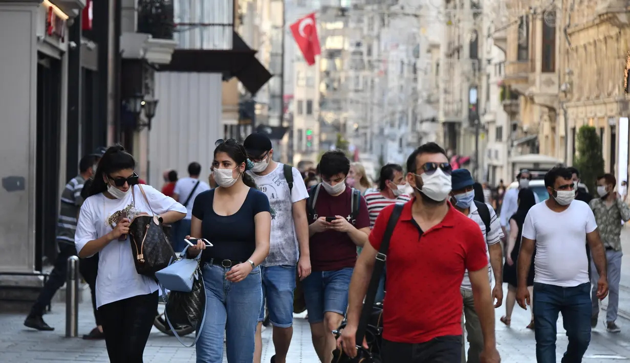 Warga mengenakan masker berjalan di sebuah jalan di Istanbul, Turki (1/7/2020). Menteri Kesehatan Turki Fahrettin Koca mengatakan bahwa kasus baru COVID-19 pekan lalu di Istanbul, kota metropolis terbesar di Turki, menyumbang 54 persen dari seluruh peningkatan kasus. (Xinhua/Xu Suhui)