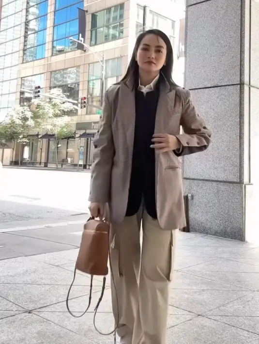 Intip inspirasi outfit berlapis ala Ririn. Ia memadukan two-tone blazer dengan vest dan jogger pants. Keren banget! [@ririnekawati]