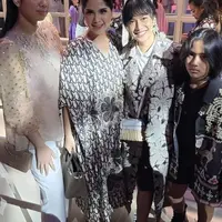 Gaya Almira Putri Annisa Pohan dengan Ishana Putri Dian Sastrowardoyo saat Hadir Fashion Show Biyan. [@annisayudhoyono]