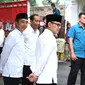 Presiden Jokowi didampingi Wali Kota Bogor Bima Arya Sugiarto dan Wakil Wali Kota Bogor Dedie A Rachim menyaksikan langsung pembagian sembako di Istana Bogor, Jawa Barat, Sabtu (6/4/2024). Pembagian sembako dilakukan jelang Lebaran Idul Fitri 2024. (Foto: Biro Pers Sekretariat Presiden)