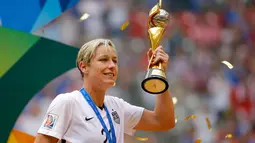 Abby Wambach, pemain timnas sepak bola wanita Amerika Serikat saat mengangkat Piala Dunia 2015 di Kanada. Abby diperkirakan menerima bayaran sebesar $190.000 sampai $300.000. (Getty Images/AFP/Kevin Cox)