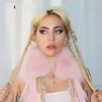 Lady Gaga sering banget diejek mliki wajah yang jelek karena hidungnya. Tapi sekarang dia jadi seksi banget, ya! (instagram/ladygaga)
