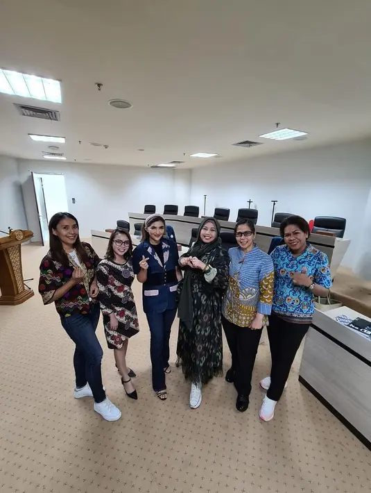 Tak lupa Ashanty juga mengunggah potretnya bersama rekan sekelasnya, yang juga begitu bersemangat. [Foto: Instagram/ashanty_ash]