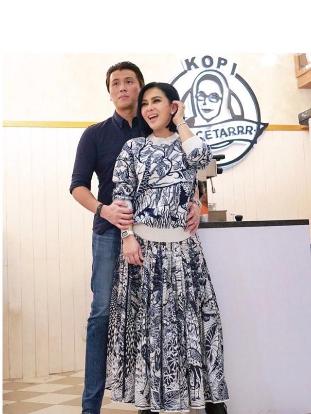 Berharap Segera dapat Momongan, Ini 7 Potret Mesra Syahrini dan Reino Barack
