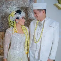 Potret Titi Kamal dan Miller Khan kenakan baju pengantin (Sumber: Instagram/@titi_kamall)