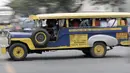 Sebuah mobil Jeepney melintas di antara kemacetan yang terjadi di Manila, Filipina, Jumat (22/11). Jeepney merupakan transportasi umum paling populer dan sudah menjadi ikon di Filipina. (Bola.com/M Iqbal Ichsan)