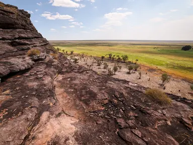 Foto yang diambil pada 27 Agustus 2023 ini menunjukkan tebing batu di Ubirr di situs warisan dunia Taman Nasional Kakadu, yang terletak 280 kilometer di sebelah timur ibu kota Northern Territory, Darwin, Australia. (DAVID GREY / AFP)