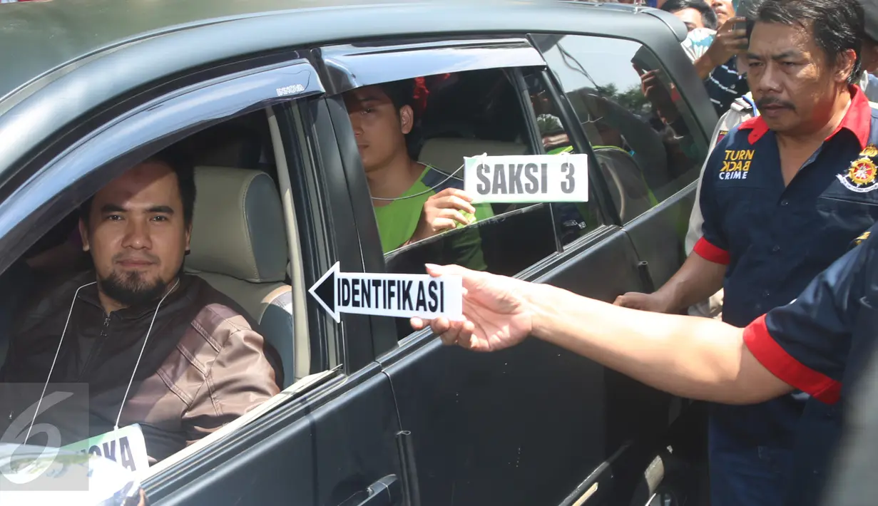 Saipul Jamil menjalani reka ulang kejadian perkara pelecehan seksual di kediaman SJ, Jakarta, Kamis (17/3/2016). SJ menjalani rekonstruksi dengan korban DS sebanyak 34 adegan perkara. (Liputan6.com/Herman Zakharia)