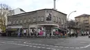 Orang-orang antre untuk melakukan tes usap (swab test) COVID-19 di luar kelab malam KitKatClub yang legendaris di Berlin, Jerman, Jumat (4/12/2020). Ditutup selama delapan bulan terakhir karena pembatasan virus corona, kelab malam itu diubah menjadi pusat pengujian Covid-19. (Tobias SCHWARZ/AFP)
