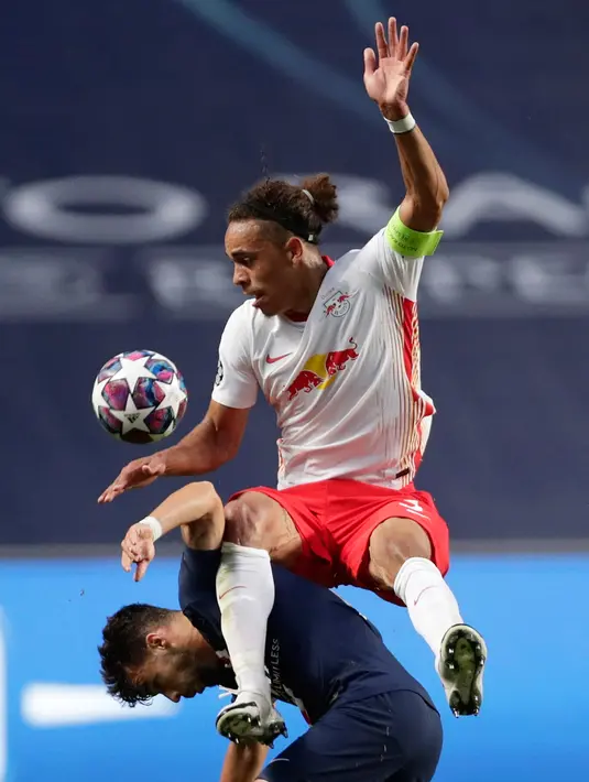 Pemain RB Leipzig, Yussuf Poulsen berebut bola dengan bek Paris Saint-Germain (PSG), Juan Bernat pada partai semifinal Liga Champions di Estadio da Luz, Lisbon, Selasa (18/8/2020). PSG melaju ke final Liga Champions setelah mengandaskan Leipzig  3-0.  (AP Photo/Manu Fernandez)
