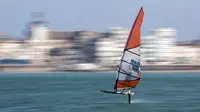 Peselancar mengendarai selancar angin di lepas pantai Les Sables-d'Olonne, barat Prancis. (Foto: AFP/Loic Venance)