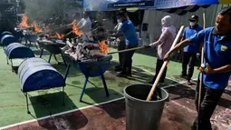 Kantor Wilayah (Kanwil) Direktorat Jenderal Bea dan Cukai Provinsi Aceh memusnahkan 248.668 batang rokok ilegal hasil pencegahan sepanjang tahun 2024. (CHAIDEER MAHYUDDIN/AFP)