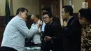 Terdakwa kasus dugaan korupsi e-KTP, Andi Agustinus alias Andi Narogong (kiri) berbincang dengan kuasa hukumnya saat sidang tuntutan di Pengadilan Tipikor, Jakarta, Kamis (7/12). Andi Narogong dituntut hukuman 8 tahun. (Liputan6.com/Helmi Fithriansyah)