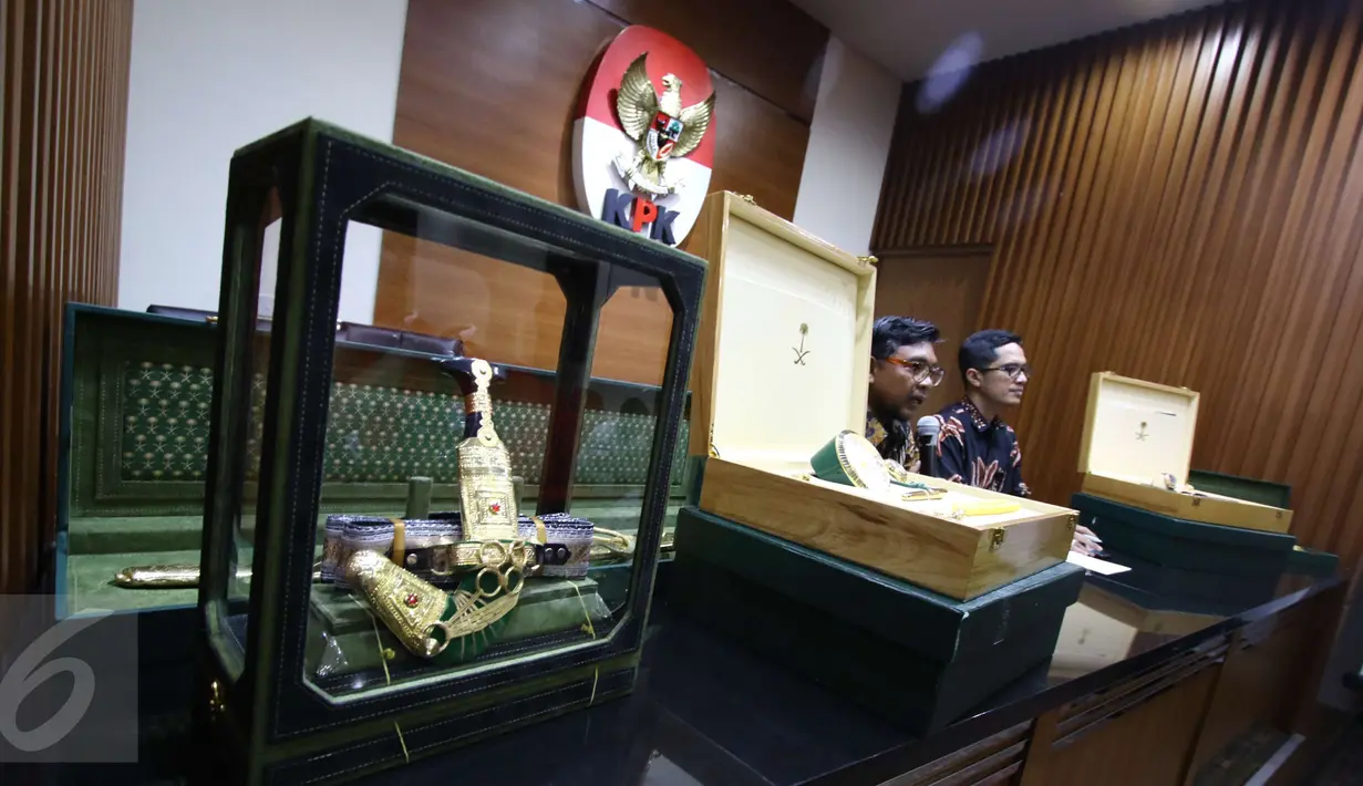Direktorat Gratifikasi KPK memamerkan barang mewah pemberian dari rombongan Raja Salman bin Abdul Aziz al-Saud, Jakarta, Kamis (16/3). Barang-barang gratifikasi itu dilaporkan ke KPK dalam periode 7-15 Maret 2017. (Liputan6.com/Helmi Afandi)