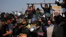 Warga Palestina menunggu bantuan gula dan beras di dapur umum di Khan Younis, Jalur Gaza selatan, Jumat, 31 Oktober 2025. Di tengah berlangsungnya kesepakatan gencatan senjata antara Israel dan Hamas, warga Palestina di Khan Younis, Jalur Gaza selatan, masih menghadapi kesulitan dalam mendapatkan bantuan pangan, termasuk gula dan beras. (AP Photo/Abdel Kareem Hana)