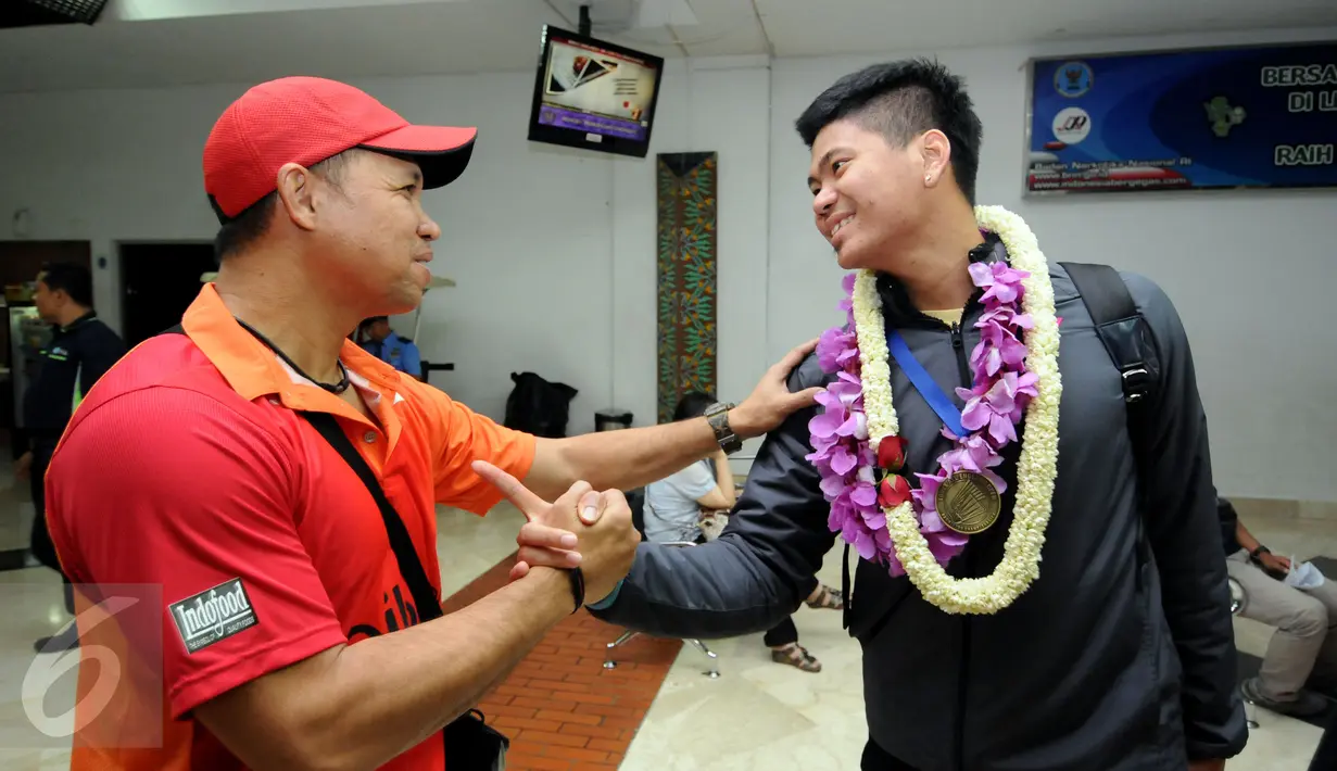 Pelatih kepala nomor ganda campuran pelatnas PBSI, Richard Mainaky (kiri) menyambut kedatangan Praveen Jordan/Debby Susanto di Bandara Soetta, Banten, Rabu (16/3/2016). Praveen/Debby menjadi juara All England 2016. (Liputan6.com/Helmi Fithriansyah)