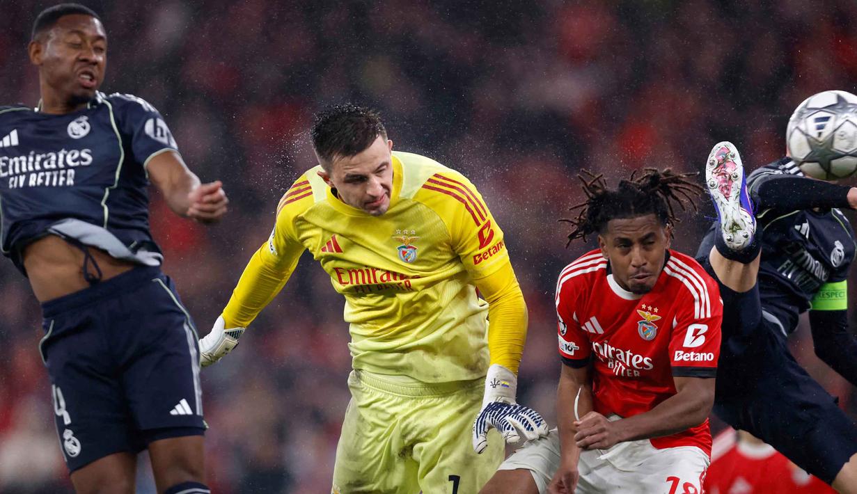 Momen tersebut semakin istimewa karena terjadi dalam laga krusial Benfica untuk menentukan kelolosan ke fase gugur. Tampak dalam foto, kiper Benfica asal Ukraina, Anatoliy Trubin (kedua kiri) menyundul bola dan mencetak gol keempat timnya selama pertandingan pekan ke-8 Liga Champions 2025-2026 melawan Real Madrid di Estadio da Luz, Lisbon, Rabu (28/1/2026) waktu setempat atau Kamis (29/1/2026) dini hari WIB. (FILIPE AMORIM/AFP)