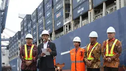 Presiden Jokowi memberi sambutan saat melepas ekspor produk manufaktur ke AS dari Pelabuhan Tanjung Priok, Jakarta, Selasa (15/5). Produk ekspor ini diberangkatkan langsung ke AS, tanpa melalui perantara negara ketiga. (Liputan6.com/Angga Yuniar)