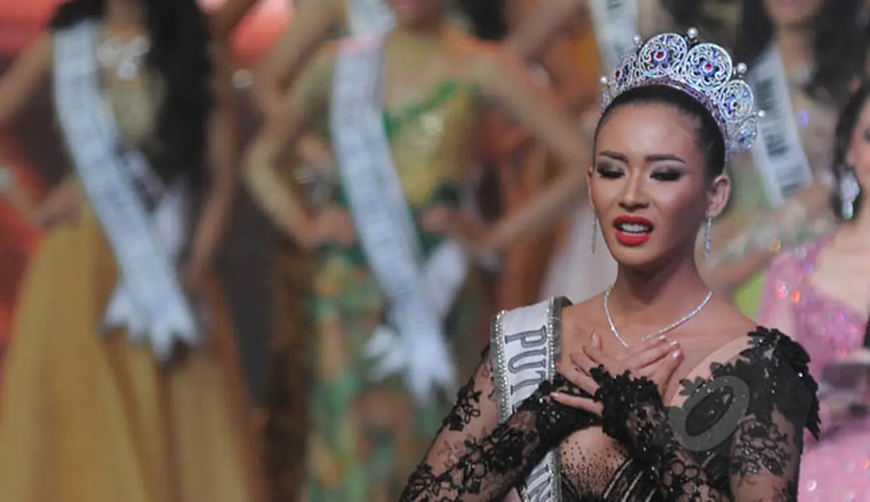 Ekpresi kesedihan Puteri Indonesia 2014 Elvira Devinamira dalam malam Grand Finalis Puteri Indonesia 2015 di JCC, Jakarta, Jumat (20/2). Elvira digantikan oleh finalis dari Jawa Tengah Anindya Kusuma Putri. (Liputan6.com/Herman Zakharia)