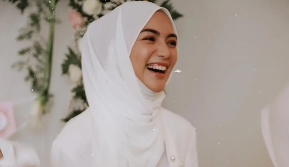 Meski simpel dan sederhana dengan outift dan hijab putih, penampilan istri Rezky Adhitya ini tetap menawan dan anggun. (Liputan6.com/IG/@citraciki)