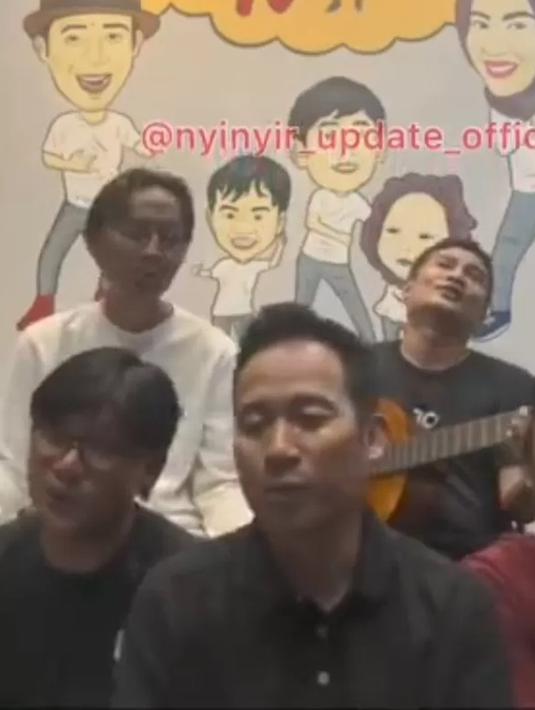 Terbaru, Denny Cagur menyanyikan lagu dari Fajar berjudul Ayya Ain Cinta Tak Selamanya Indah. Lagu tersebut dibuat oleh Amed Gorapu untuk Fajar yang saat itu sakit hati karena merasa dikhianati oleh sang mantan pacar. (Liputan6,com/IG/nyiyir_update_official)