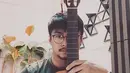 Tidak hanya jago berakting, Pria yang sempat membintangi opera sabun Tetangga Masa Gitu?, ternyata juga jago bermain gitar dan bernyanyi. (Liputan6.com/IG/devamahenra)