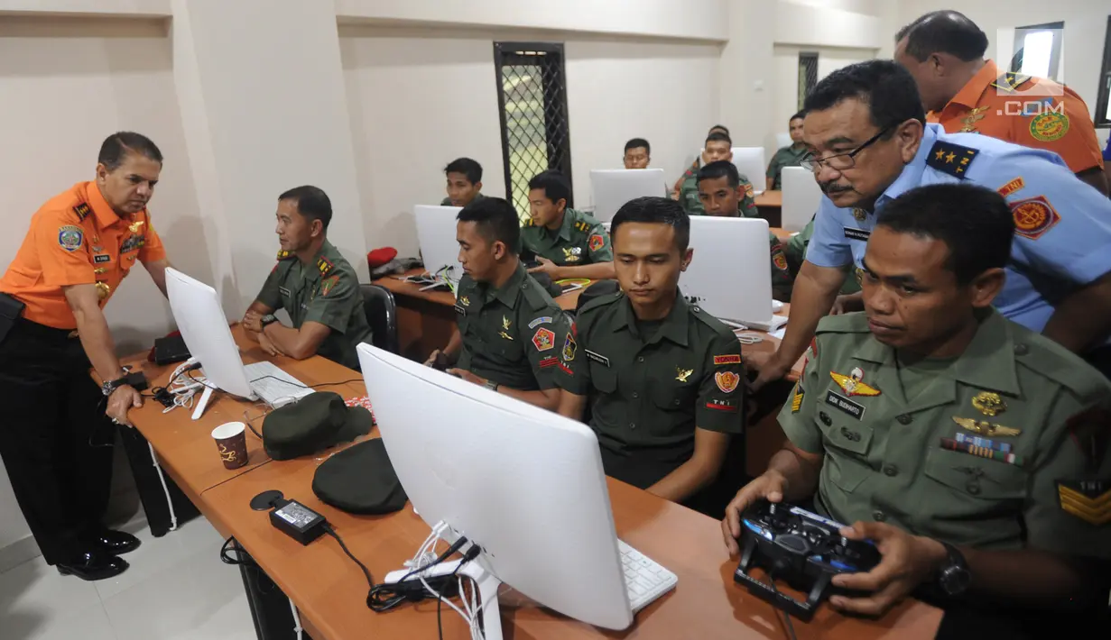 Kepala Basarnas Marsekal Muda TNI Muhammad Syaugi (kiri) menyaksikan pelatihan drone bagi prajurit TNI di PT Farmindo Inovasi Teknologi di Bogor, Jawa Barat, (19/4). Pabrik ini diresmikan sebagai pabrik drone pertama di Indonesia. (Merdeka.com/ArieBasuki)