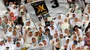 Bendera PKS terus dikibarkan oleh para kader selama berlangsungnya Kampanye Akbar PKS di Stadion GBK Jakarta (Liputan6.com/Helmi Fithriansyah) 