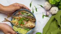 Sahabat Fimela, ikan kukus jahe kurma dapat menjadi menu buka puasa yang hangat dan pas untuk berbuka. [Dok/freepik.com/jcomp]