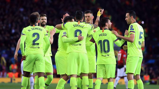 Para pemain Barcelona merayakan gol pembuka tim mereka ke gawang Manchester United pada leg pertama perempat final Liga Champions di Stadion Old Trafford, Rabu (10/4). Barcelona menang tipis 1-0 atas MU berkat bunuh diri Luke Shaw. (AP Photo/Jon Super)