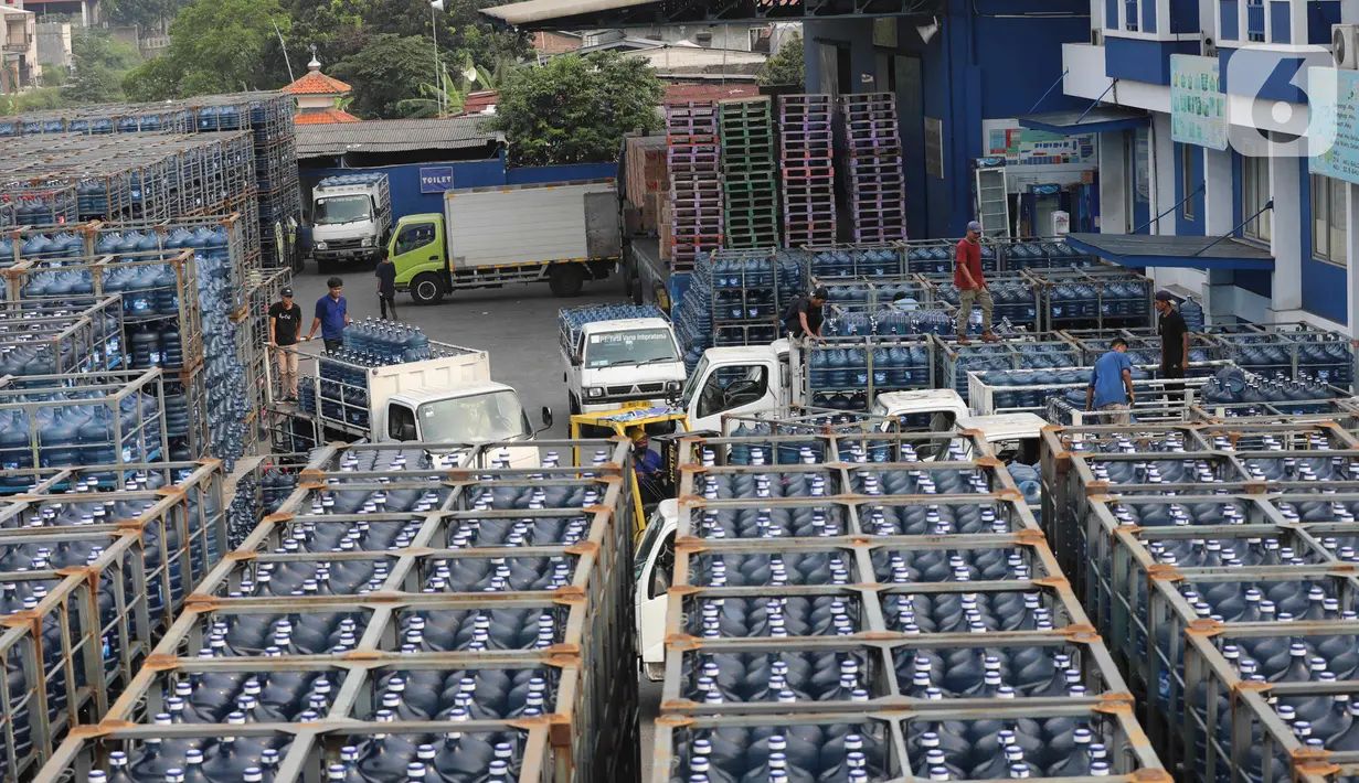 Aktivitas bongkar muat air minum dalam kemasan di Jakarta, Selasa (8/8/2023). (Liputan6.com/Angga Yuniar)