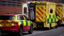 Seorang paramedis membuka pintu belakang ambulans untuk membawa pasien ke Rumah Sakit Royal London, Inggris memangkas waktu isolasi pasien COVID-19 dari 10 menjadi 7 hari karena kekurangan tenaga kesehatan akibat lonjakan kasus yang dipicu Omicron. (AP Photo/Matt Dunham)