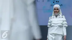 Seorang model membawakan busana Wardah Cosmetik  rancangan Zaskia Sungkar  pada hari kedua Jakarta Fashion Week (JFW) 2016 di Senayan city, Jakarta, Minggu (25/10/2015). Wardah Cosmetics terpilih sebagai Official JFW 2016. (Liputan6.com/Herman Zakharia)