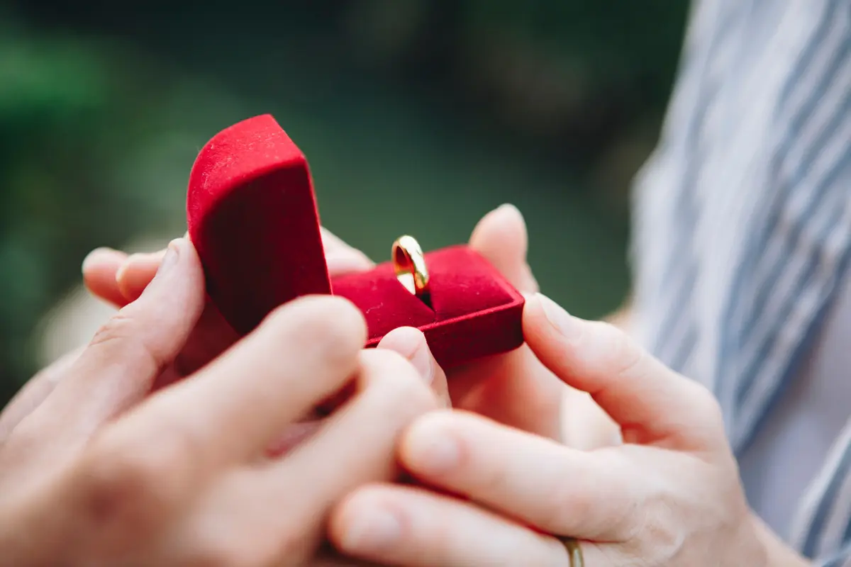 cincin pernikahan