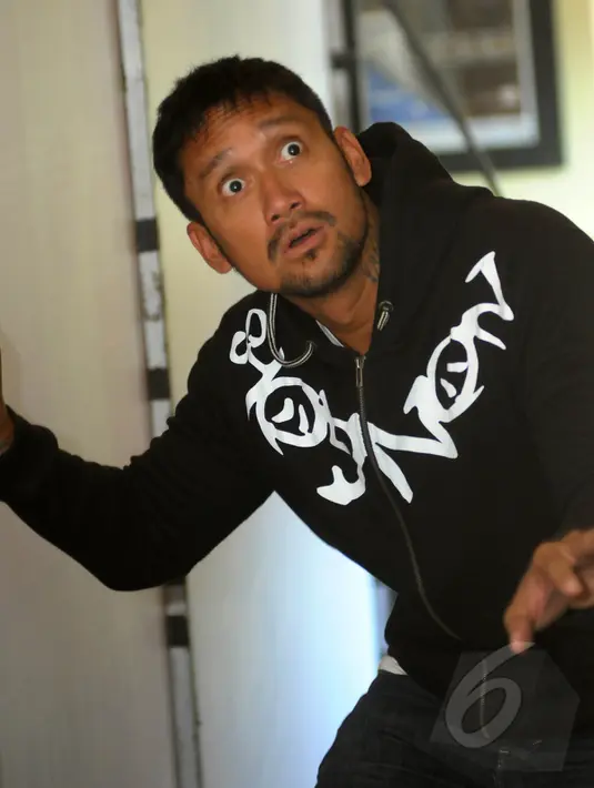 Di depan kamera, Tora Sudiro tak hentinya membuat mimik wajah kocak. Foto diambil pada Rabu 6 Mei 2015. (Liputan6.com/Faisal R Syam)