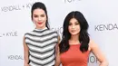 Adik tiri dari artis Kim Kadarshian, Kendall dan Kylie Jenner  selalu mendapat pujian dari penggemar karena terlihat kompak dan serasi di Red Carpet. Tak hanya itu mereka pun sering bertukar pendapat soal fashion.(AFP/Bintang.com)