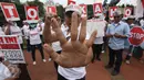 Massa dari Indonesia Bergerak menunjukkan jarinya usai membubuhkan cap jempol darah ketika menggelar aksi menolak Gubernur DKI, Basuki Tjahaja Purnama (Ahok) di Patung Arjuna Wiwaha, Jakarta, Kamis (22/9). (Liputan6.com/Immanuel Antonius)