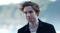 Aktor Inggris Robert Pattinson merapihkan rambutnya saat sesi pemotretan untuk mempromosikan filmn terbarunya "High Life" selama Festival Film San Sebastian ke-66, di kota Basque, San Sebastian, Spanyol utara (27/9).  (AFP Photo/Ander Gillenea)