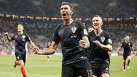 Striker Kroasia, Mario Mandzukic, melakukan selebrasi usai mencetak gol ke gawang Inggris pada laga semifinal Piala Dunia di Stadion Luzhniki, Rabu (11/7/2018). Kroasia menang 2-1 atas Inggris. (AP/Frank Augstein)