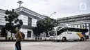 Seorang pria melintas di Terminal Rawamangun, Jakarta, Senin (20/7/2020). Wakil Gubernur Ahmad Riza Patria menyatakan Pemprov DKI berencana merevitalisasi Terminal Rawamangun karena dinilai belum optimal pasca-revitalisasi pada 2015 lalu. (merdeka.com/Iqbal S Nugroho)