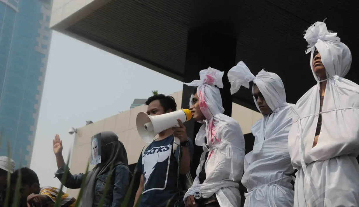 Selain melakukan teatertikal berupa pocong, para mahasiswa tersebut juga menantang Alexander Marwata untuk melakukan sumpah pocong, (3/9/14). (Liputan6.com/Herman Zakharia)
