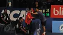 Pebulutangkis Indonesia, Tommy Sugiarto merayakan kemenangannya bersama pelatih usai mengalahkan pebulutangkis Tiongkok Lin Dan dalam turnamen BCA Indonesia Open Superseries Premier 2015, di Jakarta, Rabu (3/6/2015). (Liputan6.com/Herman Zakharia)