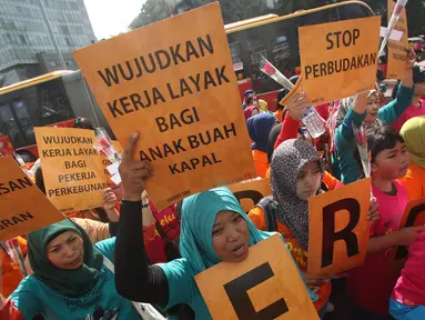 Pekerja Rumah Tangga Migran (PRT Migran) yang tergabung dalam Migrant Care melakukan aksi damai di kawasan Bundaran HI, Jakarta, Minggu (18/12). Aksi damai tersebut dilakukan memperingati Hari Migran Internasional 2016. (Liputan6.com/Immanuel Antonius)