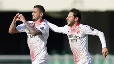Pemain AC Milan, Rade Krunic, melakukan selebrasi bersama Davide Calabria usai mencetak gol ke gawang Verona pada laga Liga Italia di Stadion Bentegodi, Minggu (7/3/2021). AC Milan menang dengan skor 2-0. (Spada/LaPresse via AP)
