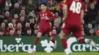 Gelandang Liverpool, Takumi Minamino menggiring bola saat bertanding melawan Everton pada pertandingan babak ketiga Piala FA di Anfield, Inggris, Minggu (5/1/2019). Liverpool menang tipis atas Everton 1-0. (AP Photo/Jon Super)